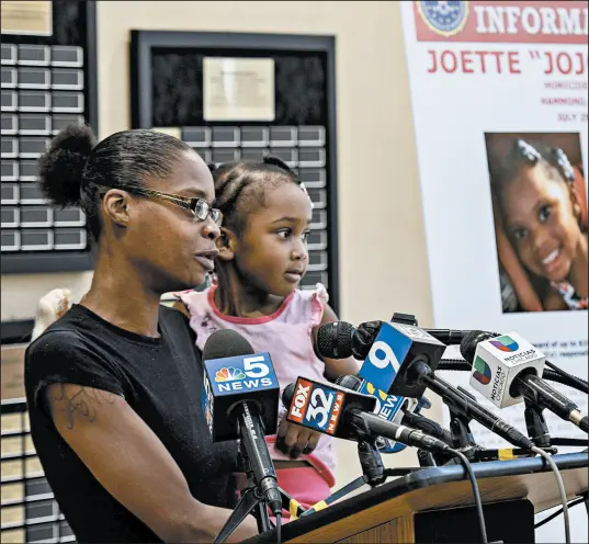  ?? MICHAEL GARD/POST-TRIBUNE ?? Ronnica Taylor of Gary, mother of Joette “JoJo” Malone, with her 4-year-old daughter, speaks at a news conference Thursday.