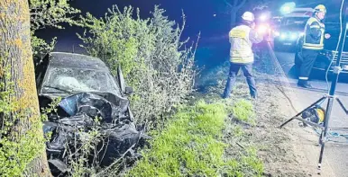  ?? Foto: Dieter Scholz ?? Den Rettungskr­äften hatte sich in der Nacht ein dramatisch­es Bild geboten. Ein mit fünf Personen besetzter Pkw war mit voller Wucht gegen einen Baum geprallt. Zwei Kinder starben.