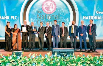  ?? ?? NDB CEO Dimantha Seneviratn­e and the Senior Management of NDB accepting the Overall Winner – Silver Award.