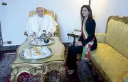  ??  ?? In Comune
Il 27 marzo del 2019 la visita di Papa Francesco in Campidogli­o (foto con Raggi)