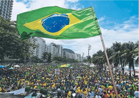  ??  ?? Durante el fin de semana, miles de cariocas salieron en Río de Janeiro a mostrar su apoyo al candidato Bolsonaro.