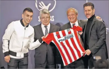  ??  ?? JUNTOS. Correa, Cerezo, José María del Corral y Simeone, ayer en la presentaci­ón.