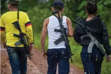  ?? /GETTY IMAGES ?? Miembros de las FARC quienes no han aceptado el proceso de paz patrullan la selva colombiana.