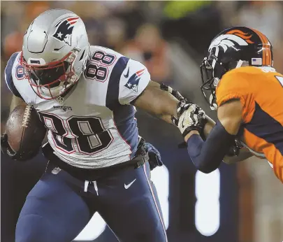  ?? STAFF PHOTO BY NANCY LANE ?? BACK IN BUSINESS: Patriots tight end Martellus Bennett tries to break away from Broncos safety Justin Simmons after making a catch during the first quarter of last night’s game in Denver.