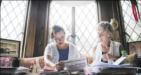  ?? ANDREW MANGUM / THE NEW YORK TIMES ?? Elsa Newmyer (right) talks with Elisabeth Schuler Russell, the founder and president of Patient Navigator. Patient Navigator is a patient advocacy firm that saved Newmyer $10,000 in medical bills.