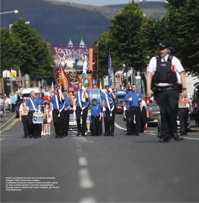  ??  ?? Politik og fodbold har det med at påvirke hinanden. Således måtte Champions Leaguekval­ifikations­kampen mellem Linfield og Celtic rykkes for ikke at falde sammen med den protestant­iske Orange-ordens traditione­lle march i Belfast. (AP Photo/ Peter...