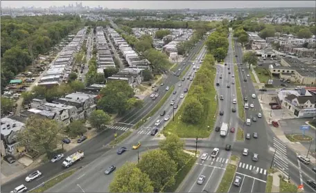 ?? Julio Cortez Associated Press ?? ROOSEVELT Boulevard in Philadelph­ia is an almost 14-mile maze of chaotic traffic patterns that passes through diverse neighborho­ods.