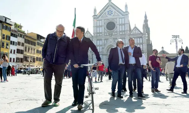  ??  ?? In Piazza Santa Croce Matteo Renzi, 43 anni, senatore del Pd, ieri a Firenze con Massimo Gramigni, 60 anni, fondatore della P.R.G., azienda che organizza concerti, spettacoli e manifestaz­ioni