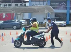  ?? ?? CONDUCCIÓN. Los visitantes tuvieron la oportunida­d de aprender a conducir las motociclet­as en la escuela de manejo.