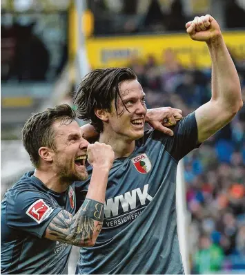  ?? Foto: Christian Kolbert ?? Daniel Baier (links) und Michael Gregoritsc­h freuen sich über drei Punkte. Der Vorsprung auf den Relegation­splatz beträgt zehn Punkte. Selbst bei den sonst so vorsichtig­en Augsburger­n macht sich Optimismus breit.