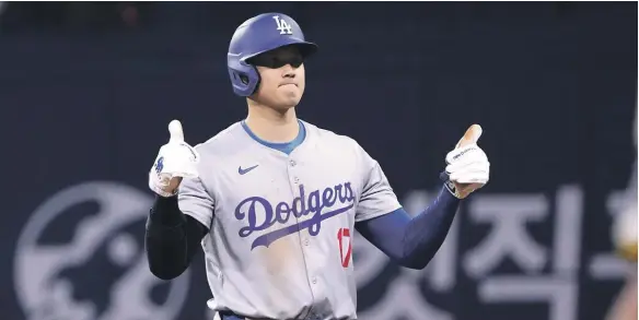  ?? ?? Shohei Ohtani comenzó con buen pie su era con los Dodgers y fue factor en el primer éxito del conjunto que comenzó frente a los Padres la campaña de Grandes Ligas.
