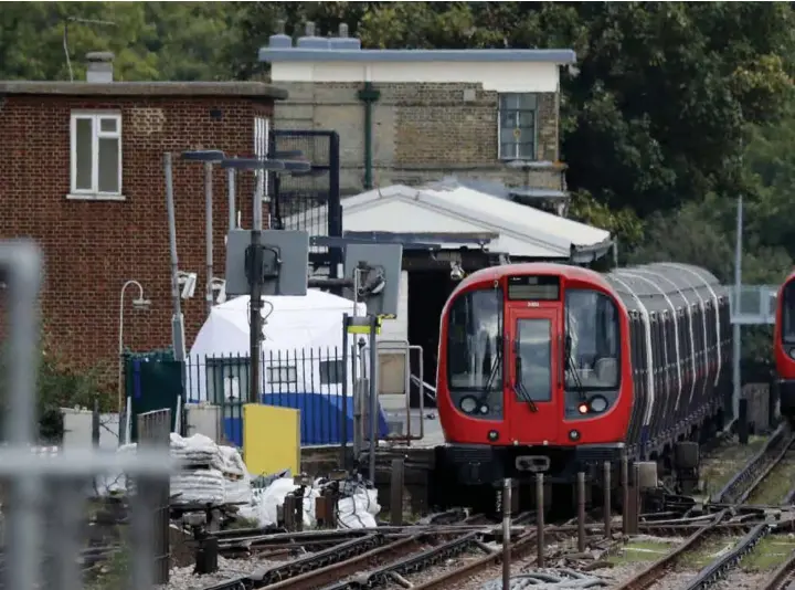  ??  ?? UNDERSØKER: Britisk politis teknikere og åstedsgran­skere undersøkte fredag T-banevognen som ble angrepet.