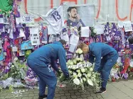  ??  ?? La Juventus Primavera lascia una corona di fiori al Franchi