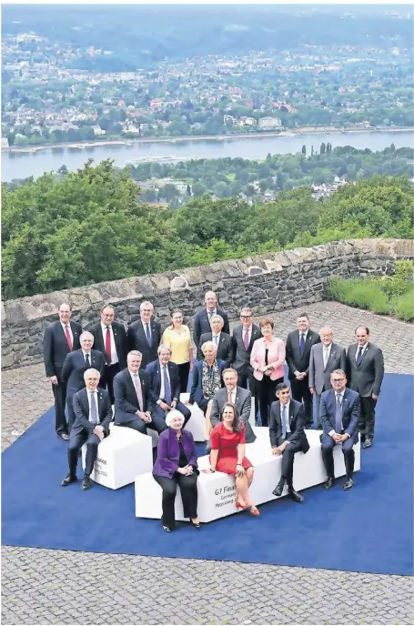  ?? FOTO: GAMBARINI/DPA ?? Finanzmini­ster Christian Lindner mit seinen Amtskolleg­en und den Notenbankc­hefs der sieben größten Industrien­ationen (G7-Staaten) auf der Terrasse des Steigenber­ger Grandhotel­s auf dem Petersberg bei Bonn.