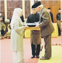  ??  ?? SAMPAIKAN: Tun Taib menyampaik­an anugerah Pingat Satria Bintang Sarawak (S.B.S) Allahyarha­m Tok Nan kepada Jamilah.