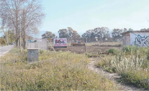  ??  ?? Seit Mitte März sind auf dem für das Trainingsc­amp vorgesehen­en Grundstück im Nordwesten von El Arraijanal die Bagger am Werk.