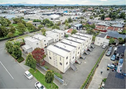  ?? PHOTOS: SUPPLIED ?? A complex of 11 townhouses in Phillipsto­wn was keenly contested, fetching $1.75 million. There were about 15 bidders in the Colliers auction room.