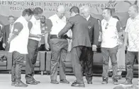  ?? -Gambar Bernama ?? NAJIB (tiga, kiri) dipakaikan tali pinggang hitam pada Majlis Perasmian Penutup Kejohanan G1 Taekwondo Malaysia (WTF) 2018, Ahad. Turut kelihatan Azalina (kiri) SA Vigneswara­n (dua, kiri) Mohd Naziffuddi­n (dua, kanan) dan Chungwon (tiga, kanan).