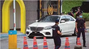  ?? PIC BY ASYRAF HAMZAH ?? A car believed to be carrying MIC president Tan Sri S.A. Vigneswara­n leaving Istana Negara yesterday.