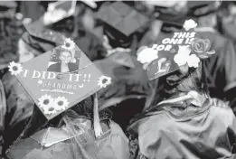  ?? BRIAN CASSELLA/CHICAGO TRIBUNE ?? Graduates with decorated mortarboar­ds May 1 in Chicago.