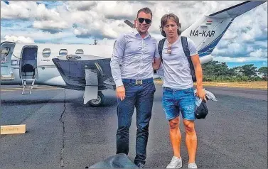  ??  ?? DE VACACIONES. Modric, que posó ayer junto a este avión, apura sus días de descanso.