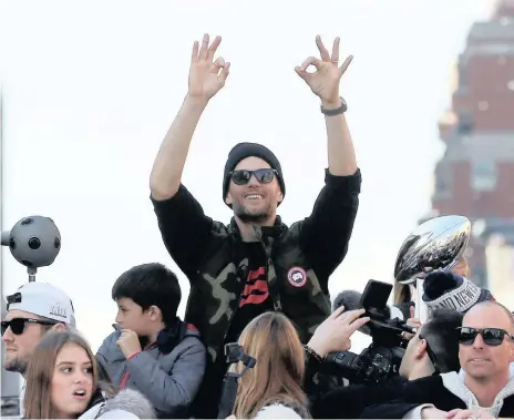  ?? | BRIAN SNYDER Reuters ?? NEW England Patriots quarterbac­k Tom Brady holds up six fingers during a victory parade in Boston this week.