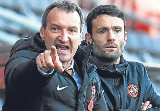 ?? SNS. ?? Man with the plan: Csaba Laszlo, pictured with assistant Laurie Ellis, has called on United’s players to ignore supporters’ negativity.