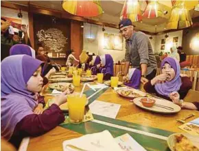  ?? [ FOTO MOHD KHAIRUL HELMY MOHD DIN / BH ] ?? Altimet pada majlis makan malam bersama anak-anak Pusat Pengurusan Al-firdaus untuk meraikan kejayaan pada AJL 32 di ibu negara, baru-baru ini.