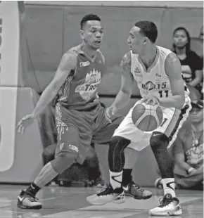  ?? PBA PHOTO ?? TNT KaTropa's Jayson Castro and Meralco Bolts' Chris Newsome will play crucial roles as they both seek to help their teams in getting the win in Game 3 of their best-of-five semis series tonight.