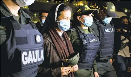  ?? LEONARDO MUÑOZ AP FILE ?? Colombian nun Gloria Cecilia Narvaez (second from left) is escorted by police after her arrival in Bogota, Colombia, in November after she was released by her kidnappers. Pope Francis authorized spending up to $1.05 million to free Narvaez.