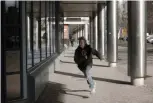  ?? FOTO: PRESSBILD ?? Alvar af Schultén spelar huvudrolle­n i Tommi Seitajokis kortfilm Glaspärlan.