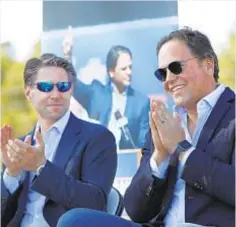  ?? AP ?? Jeff Wilpon (l.) didn’t want to answer the only question anyone had during an event Thursday honoring Mike Piazza.