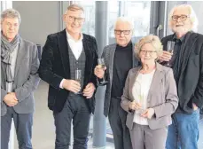  ?? FOTO: MATTHIAS JANSEN ?? Bauingenie­ur Frank Breinlinge­r, Tuttlingen­s OB Michael Beck, Erika und Helmut Dufner sowie Architekt Günter Hermann ( von links) stoßen auf die Einweihung der neuen Produktion­shalle an.