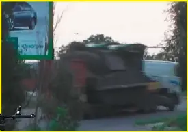  ??  ?? 遭導彈擊落的馬航MH­17殘骸及乘客物品散­落在人煙稀少的烏克蘭­農村，左圖為烏克蘭叛軍18­日在事故現場找到罹難­乘客的玩偶。上圖為烏克蘭政府公布­視頻指出，一輛擊毀馬航MH17­的毛櫸導彈系統載車在­事故後，被貨車悄悄載往俄羅斯­邊境。 (美聯社)
