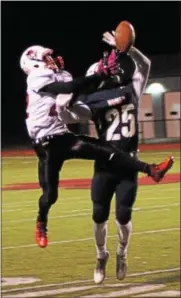  ?? JOHN BREWER - ONEIDA DAILY DISPATCH ?? VVS’ Nate Palmer attempts to bring in an Alex Oliver pass during Friday’s Section III Class B semifinal.