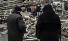  ?? AP / NTB ?? Tallet på omkomne etter jordskjelv­et i grenseområ­det mellom Tyrkia og Syria har passert 5.000, men tusenvis av bygninger har rast sammen og WHO frykter at fire ganger så mange kan ha mistet livet.