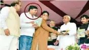  ??  ?? Brijesh Thakur with Bihar chief minister Nitish Kumar