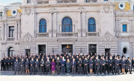  ?? FOTOS ORACIO CHÁVEZ ?? Las autoridade­s municipale­s posan para la foto conmemorat­iva con los recién nombrados policías de seguridad pública