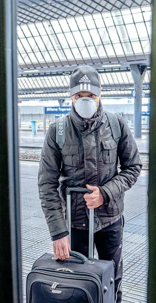  ?? (Imagoecono­mica) ?? In stazione Un viaggiator­e con la mascherina attende il treno a Rogoredo