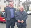  ??  ?? Labour Glasgow South candidate Tom Harris with Castlemilk resident John Watson