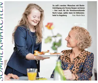  ?? Foto: Martin Beck ?? So soll’s werden: Menschen mit Beein trächtigun­g wie Verena Kaspar servieren – hier noch für die Vereinsvor­sitzende Karin Lange, später dann im Inklusions hotel in Augsburg.