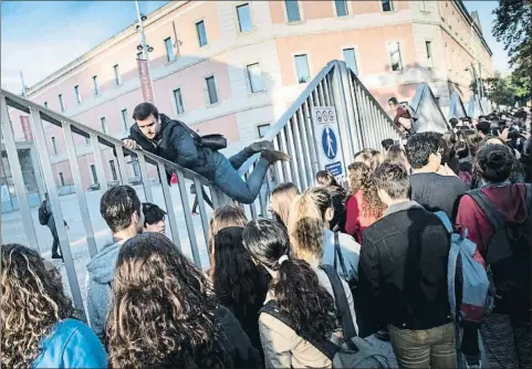  ?? ANA JIMÉNEZ ?? Saltant la tanca. A les 8.30 h els estudiants havien de començar les classes, però l’accés estava tancat. Alguns alumnes van saltar la tanca. “Sembla Melilla”, ironitzave­n El grup que estava tancat va contenir la pressió dels estudiants que volien entrar i que en algun moment del matí es van disposar a forçar l’entrada
Enfrontame­nt