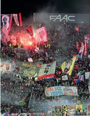  ??  ?? Scenari
Un’immagine della curva prima del Covid e via Andrea Costa come sarà, senza il traffico pre partita