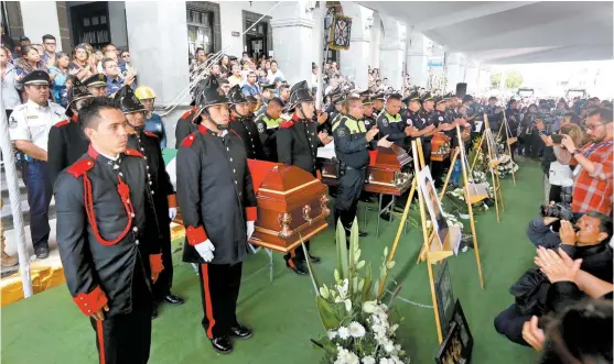  ??  ?? Último pase de lista y misa de cuerpo presente para los rescatista­s de Melchor Ocampo que falleciero­n el jueves.