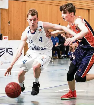  ??  ?? Mit ihrer :-Niederlage in der Relegation gegen die EBC Rostock Junior Talents haben die Oettinger Junior Rockets (links im Bild Niklas Mesch) einen wichtigen Schritt in Richtung Klassenerh­alt verpasst. Foto: Christian Bomberg