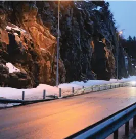  ?? FOTO: ØYVIND JOHNSEN ?? SKADER: Det gikk et mindre steinras over fylkesvei 402 mellom Lillesand og Birkeland onsdag ettermidda­g.