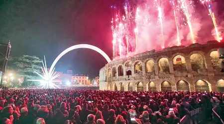  ??  ?? Colori A Verona i fuochi d’artificio salutano il nuovo anno