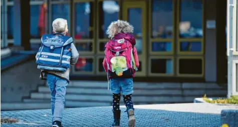  ?? Symbolfoto: Marcus Merk ?? Der Schulweg von Kindern kann ein heikles Thema sein. Mitte Februar wurde der Fall eines Kindes aus Oberfranke­n, das zwei Kilometer auf unübersich­tlicher Straße zur Schule laufen musste, zum Fall für den Verwaltung­sgerichtsh­of. Auch in der Region Augsburg müssen manche Kinder weite Wege zurücklege­n.