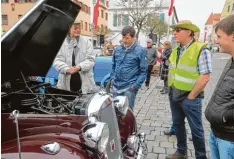  ?? Foto: Gerlinde Drexler ?? Der Blick unter die Motorhaube war für viele Oldtimerfa­ns interessan­t. Peter Eisen reich aus Kühbach (links) gab gerne Auskunft.