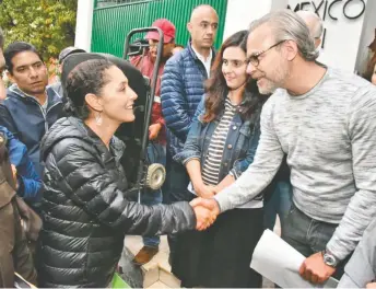  ??  ?? En una visita a damnificad­os de las colonias Condesa y Roma, Claudia Sheinbaum, jefa de Gobierno electa de la Ciudad de México, dijo que su programa de gobierno incluye capacitar a los maestros albañiles.